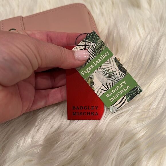 NWT Badgley Mischka Women's Quilted Wallet - Blush with Gold Hardware - Picture 5 of 5